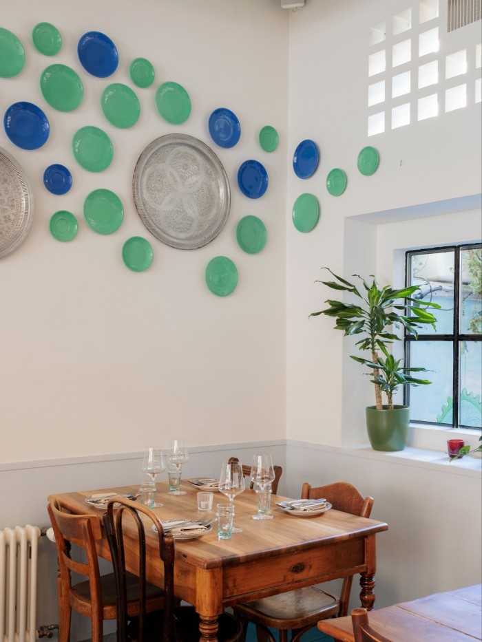 Dar, in Kreis 5, offers an entirely plant-based menu